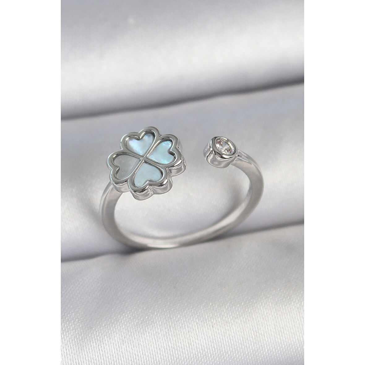 Pirinç Gümüş Renk Mavi Mineli Yonca Model Zirkon Taş Detay Ayarlanabilir Kadın Yüzük