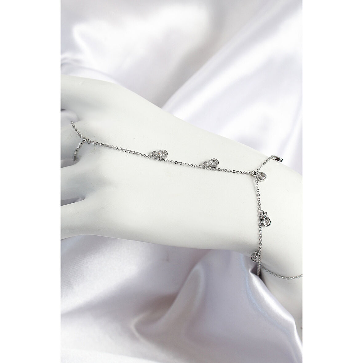 Pirinç Zirkon Taşlı Sallantılı Damla Model Gümüş Renk Kadın Şahmeran