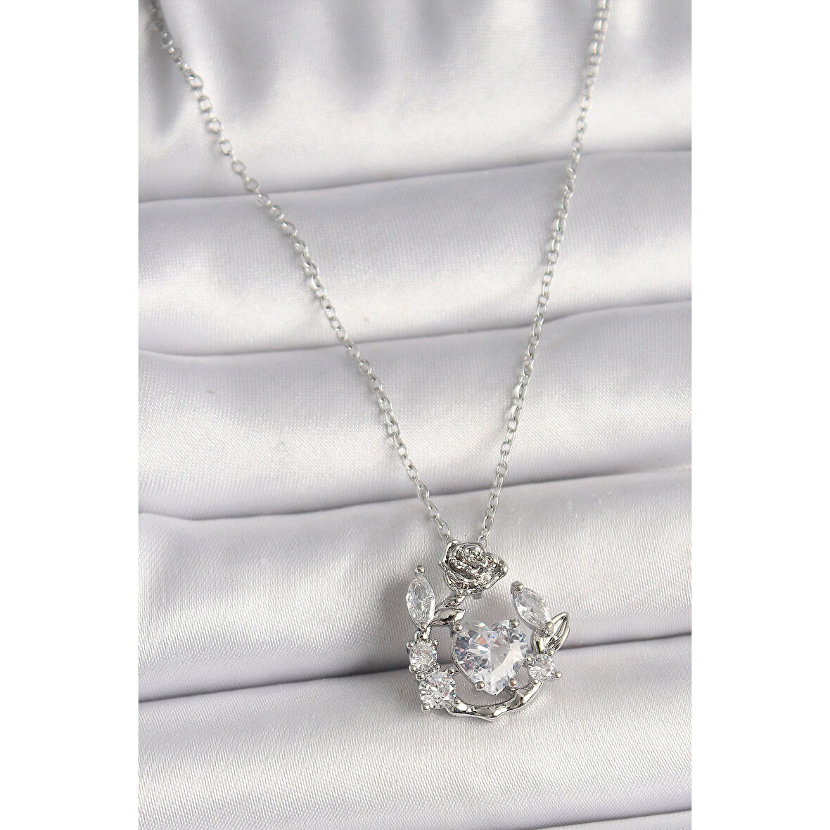 316L Çelik Gümüş Renk Zincir Zirkon Taşlı Kalp Figür Gül Detay Kadın Kolye