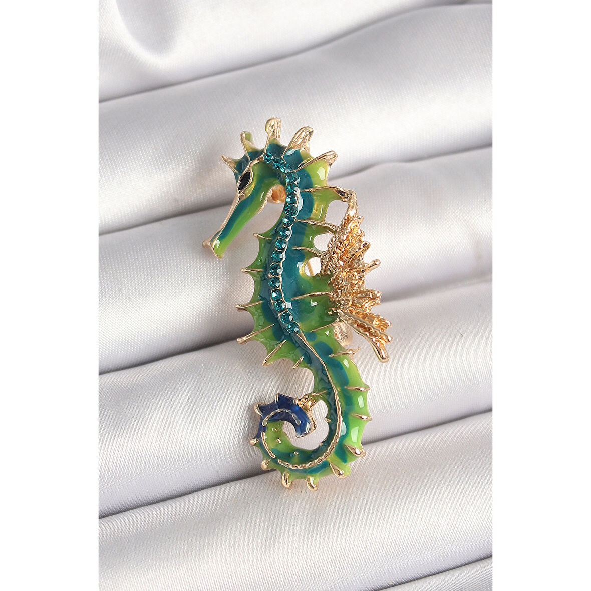 Pirinç Gold Renk Yeşil Deniz Atı Model Zirkon Taş Detay Kadın Broş
