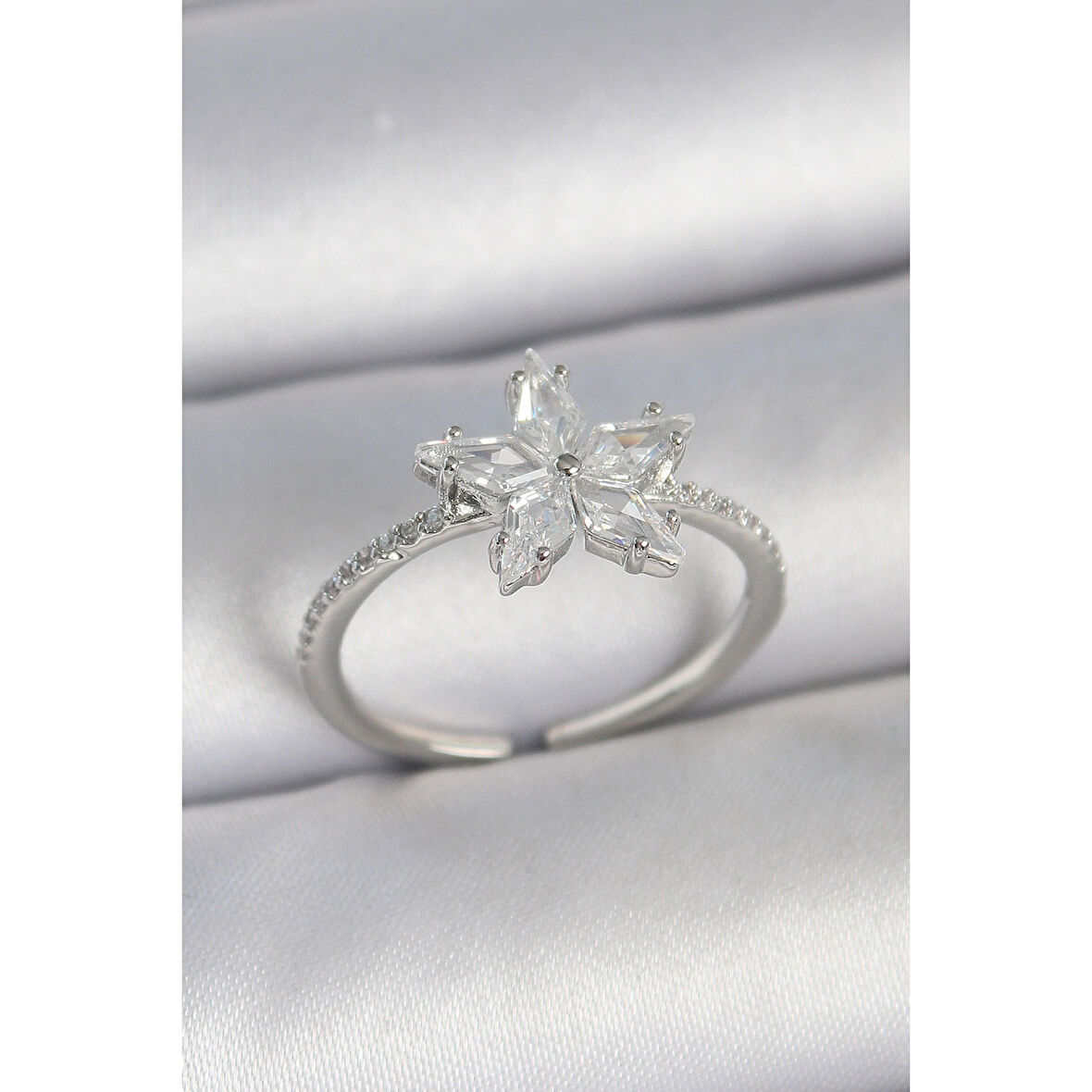 Pirinç Gümüş Renk Zirkon Taşlı Yıldız Model Ayarlanabilir Kadın Yüzük