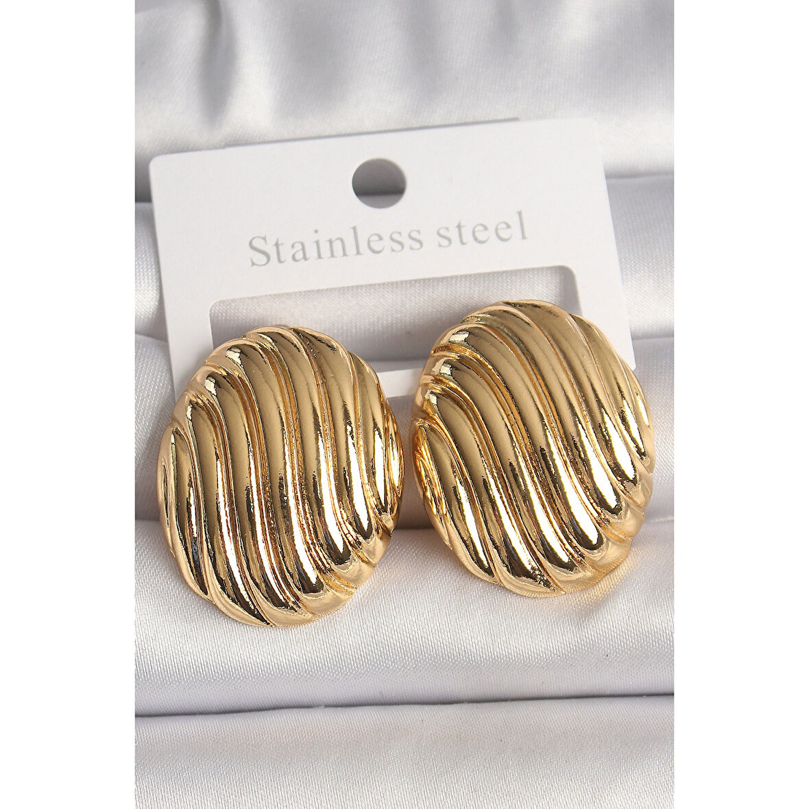 Pirinç Gold Renk İşlemeli Oval Model Kadın Küpe