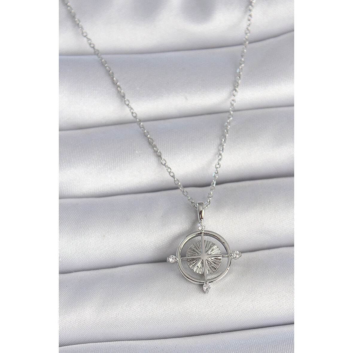 316L Çelik Gümüş Renk Zincir Zirkon Taşlı Pusula Model Kadın Kolye