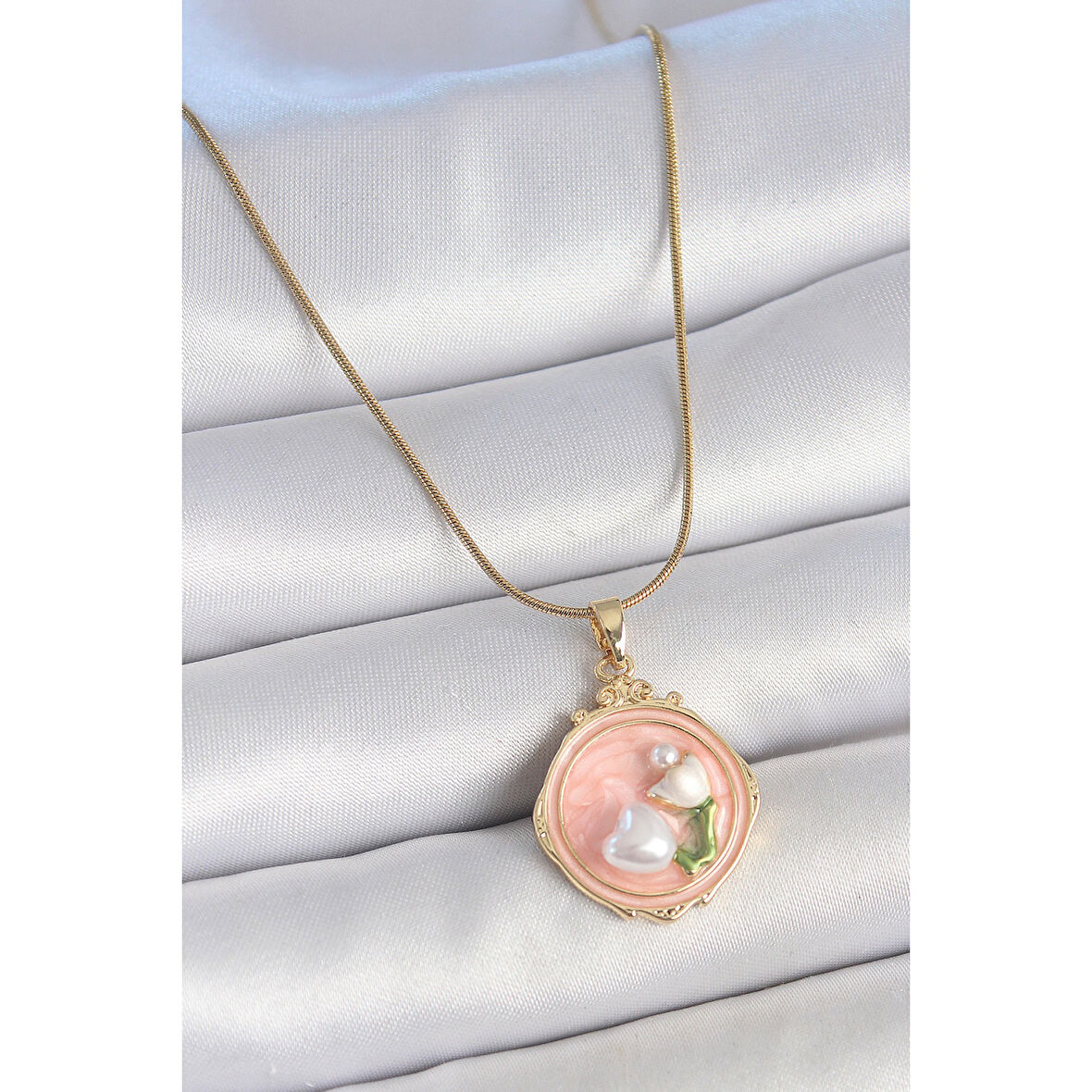 316L Çelik Gold Renk Zincir Pembe Mineli İncili Çiçek İşlemeli Portre Model Kadın Kolye