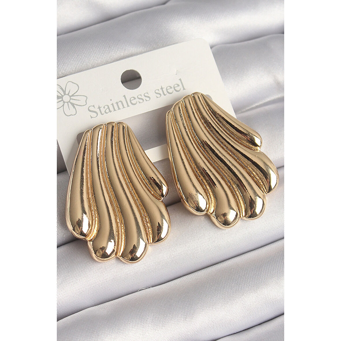 Pirinç Gold Renk İşlemeli İstirdye Model Kadın Küpe