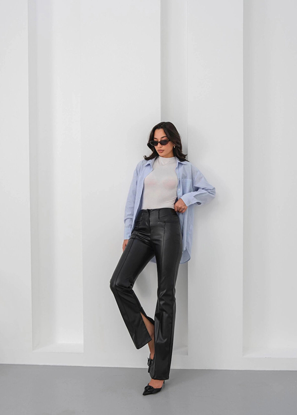 İspanyol yırtmaçlı paça deri pantolon siyah hn