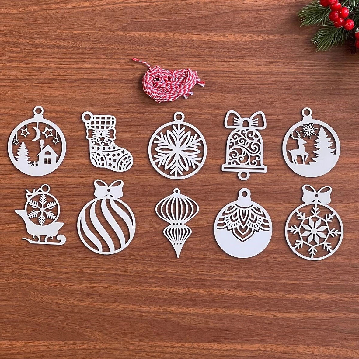 10 Parça Kırmızı Beyaz İpli Karışık Model Ahşap Yılbaşı Ağaç Süsü (5365)