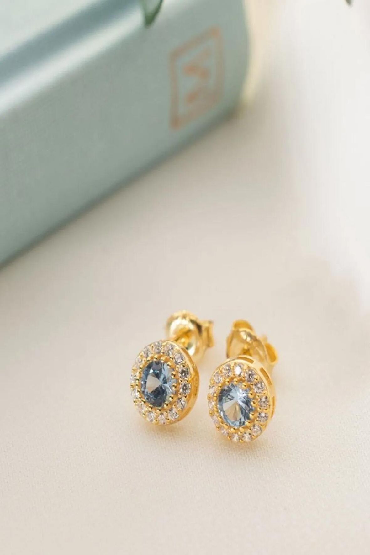 925 Ayar Gold Zirkon Taşlı Yuvarlak Mart Ayı Doğum Taşı Gümüş Küpe