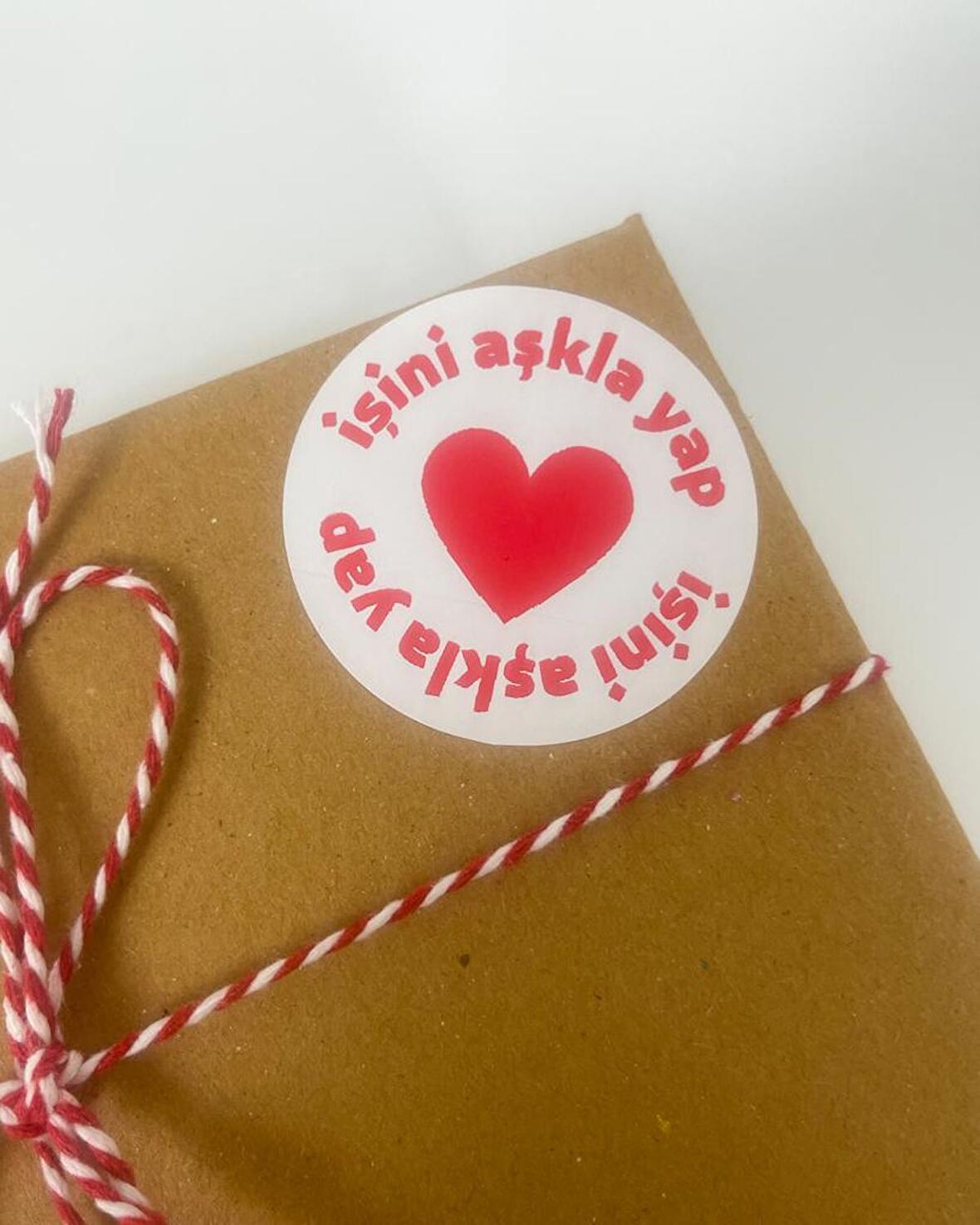 İşini Aşkla Yap Yuvarlak Kalpli Kırmızı 4 cm Yapışkanlı Sticker 100 Adet