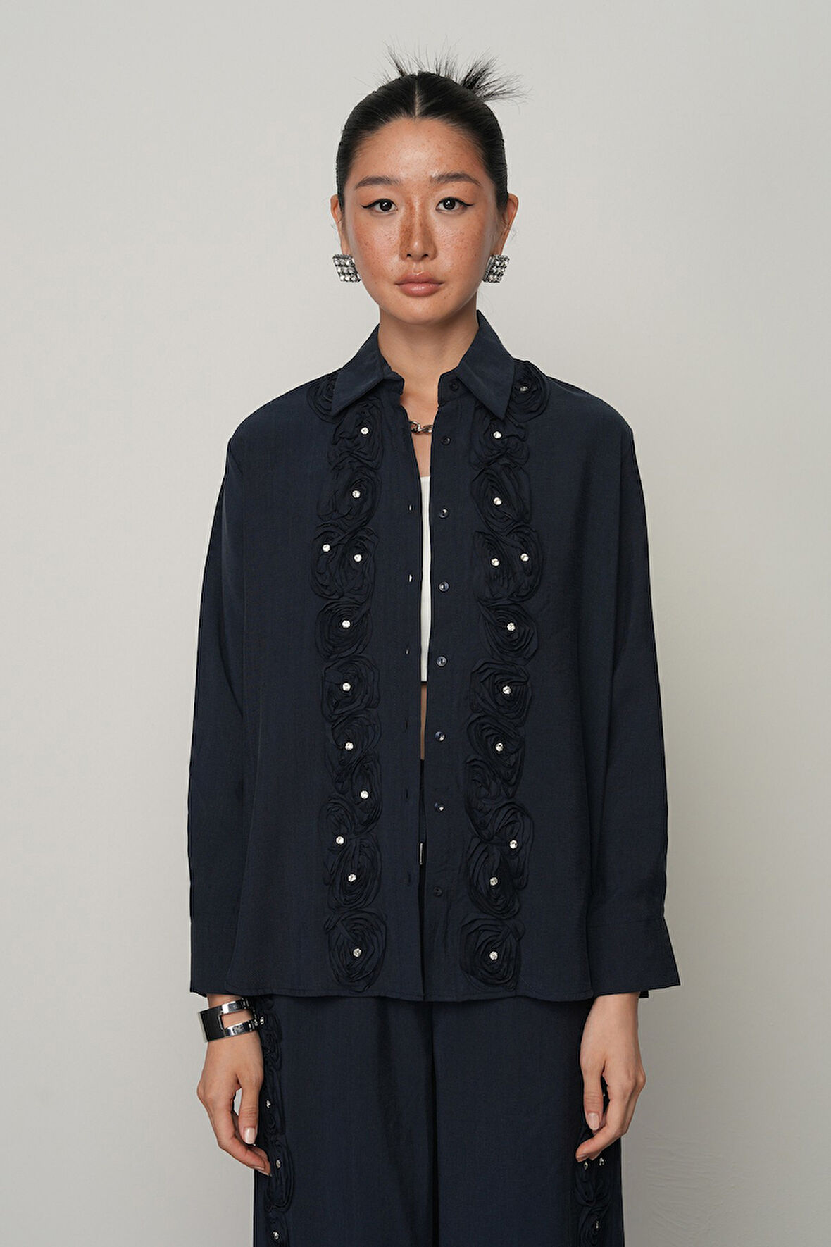 Kadın Gül Ve Taş Şerit İşlemeli Düz Gömlek