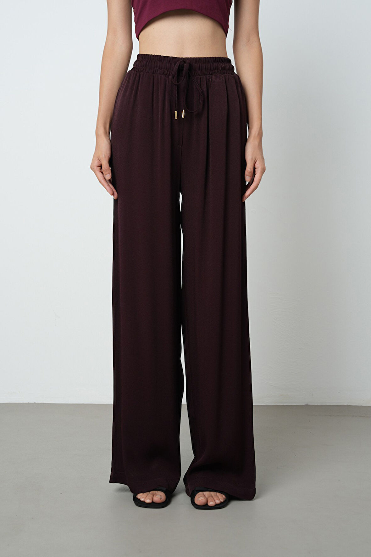 Kadın Düz Renk Altın Rengi Bağcık Detaylı Bol Paça Beli Lastikli Pantolon