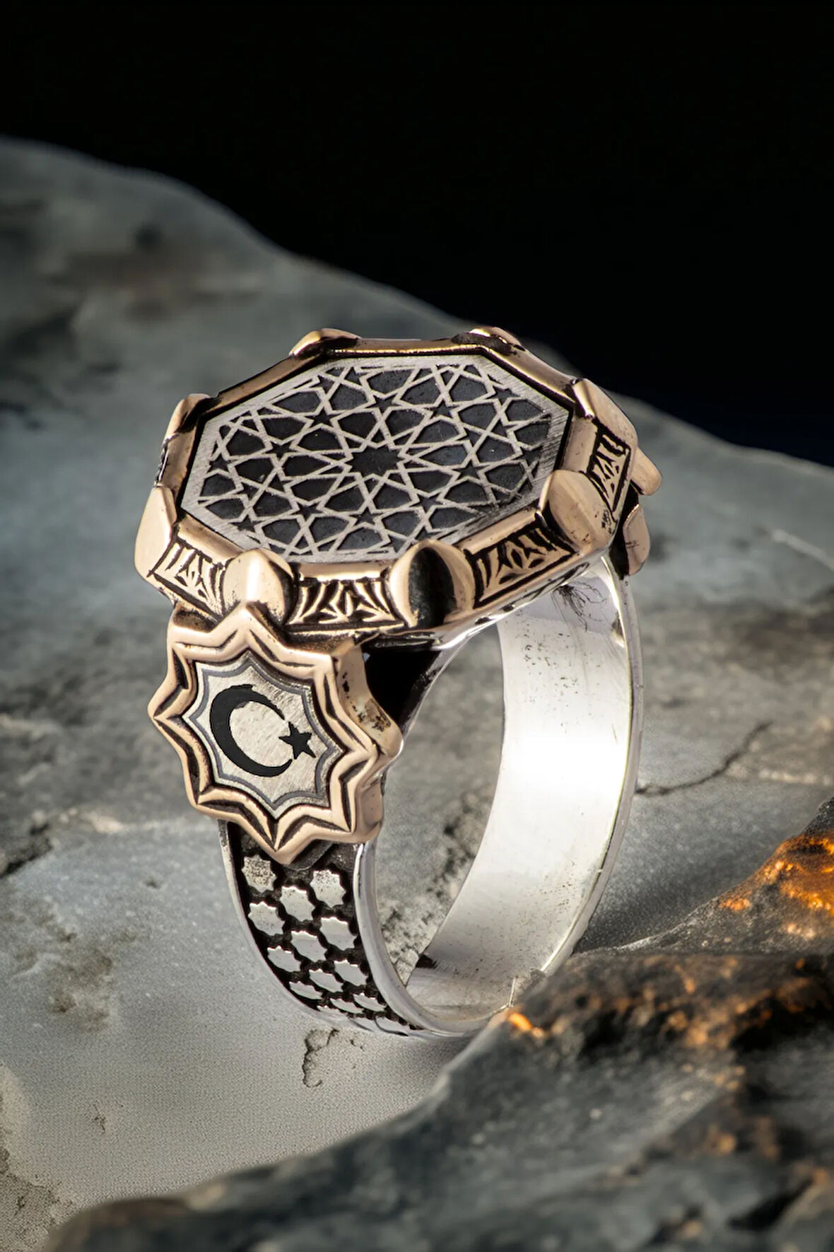 Erkek Siyah Mineli Kalkan Motifli Yanı Ay Yıldız Türk Bayrağı İşlemeli 925 Ayar Gümüş Yüzük