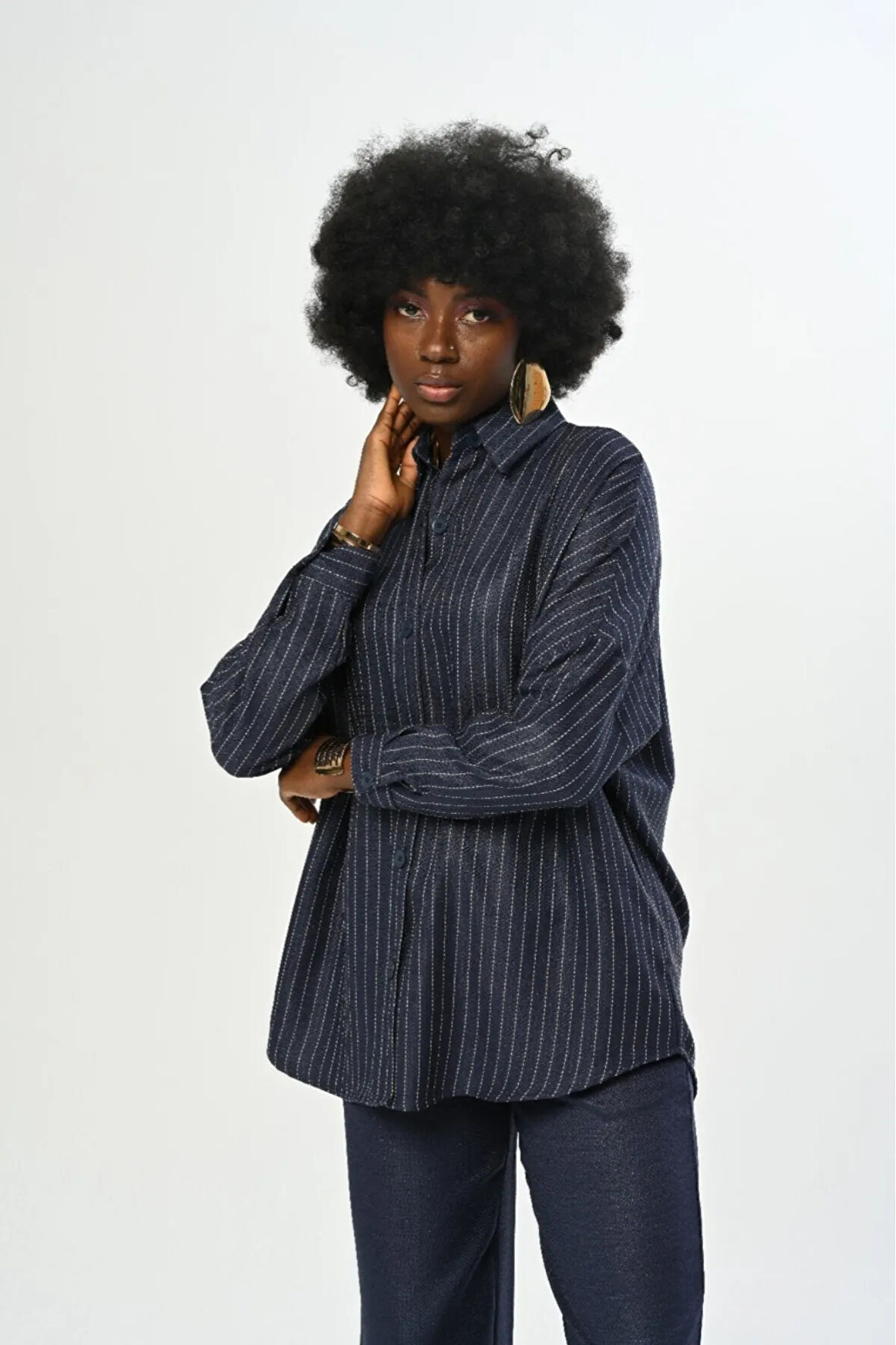 KADIN ÇİZGİLİ DESENLİ DÜZ RENK OVERSİZE KESİM GÖMLEK