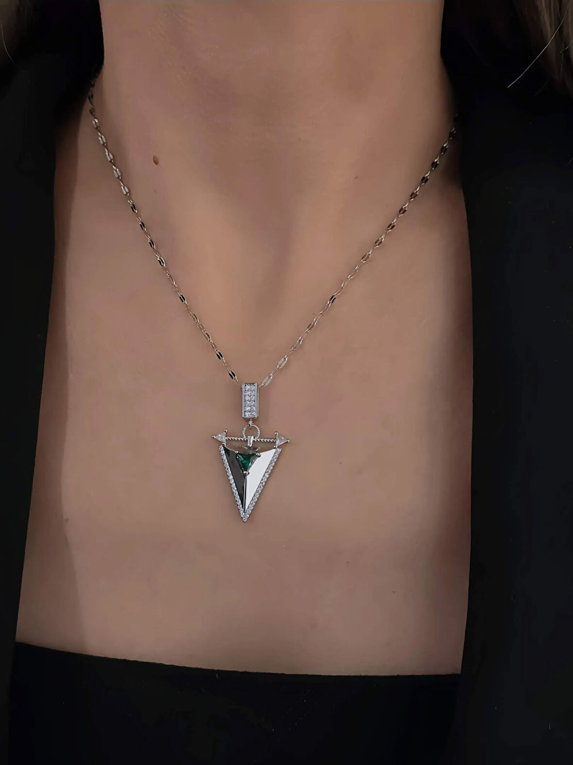 Zümrüt Yeşili Üçgen Zirkon Taşlı Silver Renk Kolye