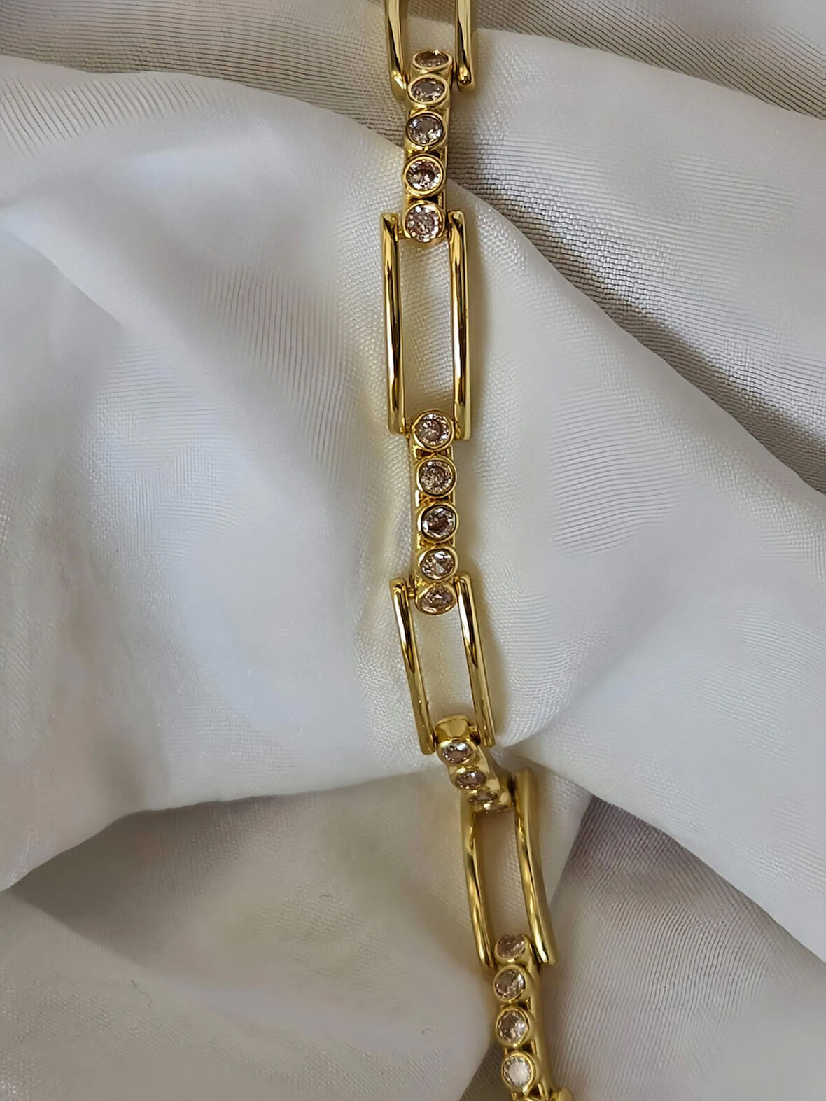 Dikdörtgen Model Elmas Görünümlü Gold Çelik Bileklik