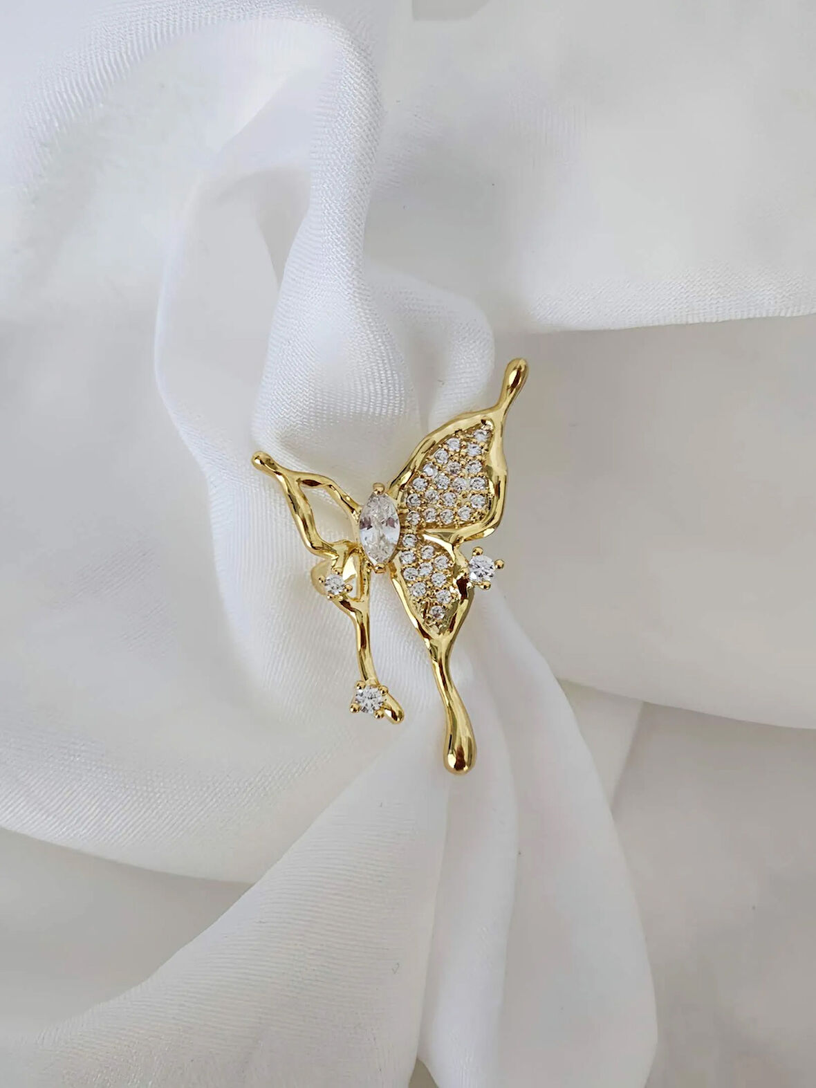 Kelebek Model Sıkıştırmalı Kıkırdak Gold Renk Sol Kulak Küpe