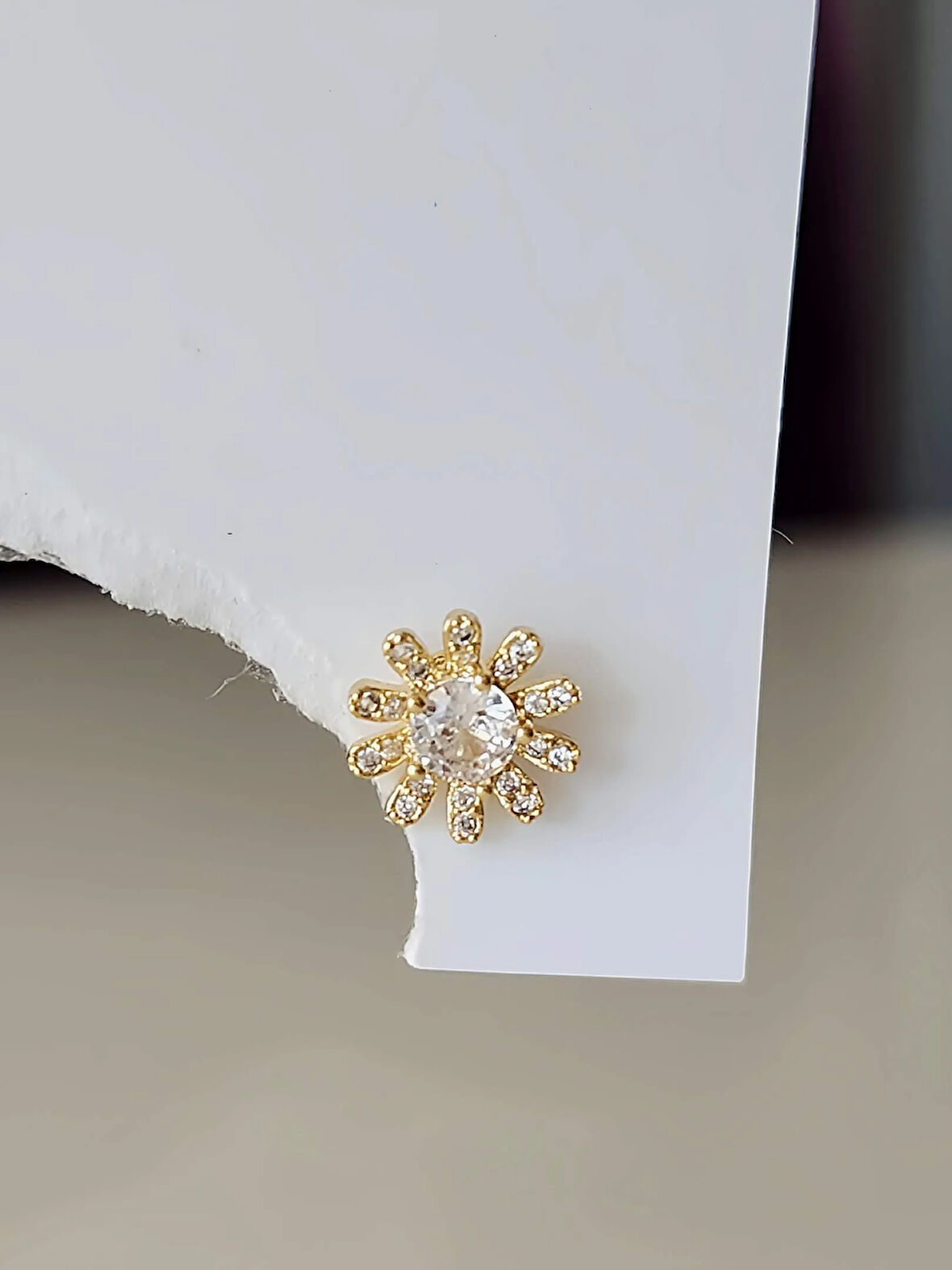 Çiçek Model Kıkırdak Piercing Tragus Helix Altın Gold Renk Küpe