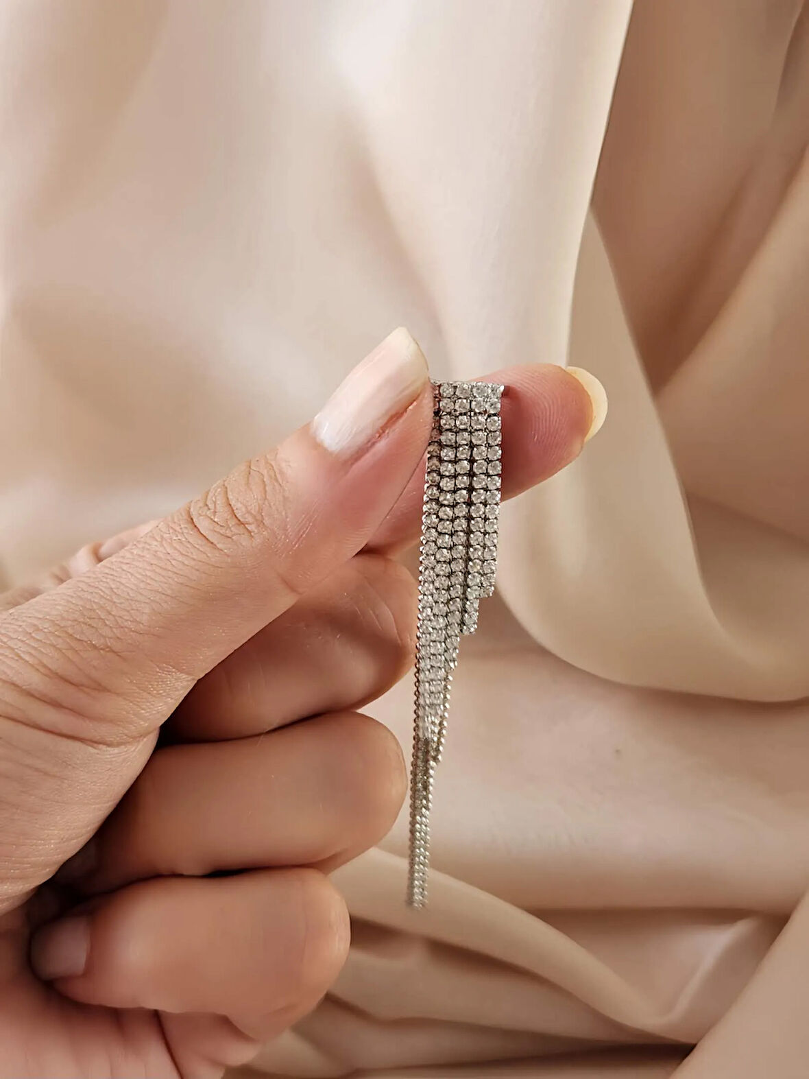 Kristal Taşlı Zincir Sallantılı Deliksiz Kıkırdak Silver Renkli Küpe