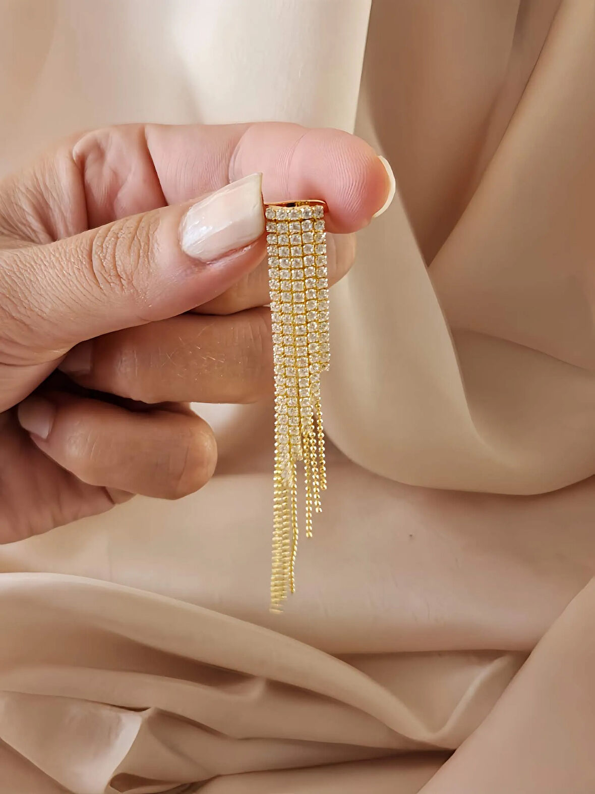 Kristal Taşlı Zincir Sallantılı Deliksiz Kıkırdak Gold Altın Renkli Küpe