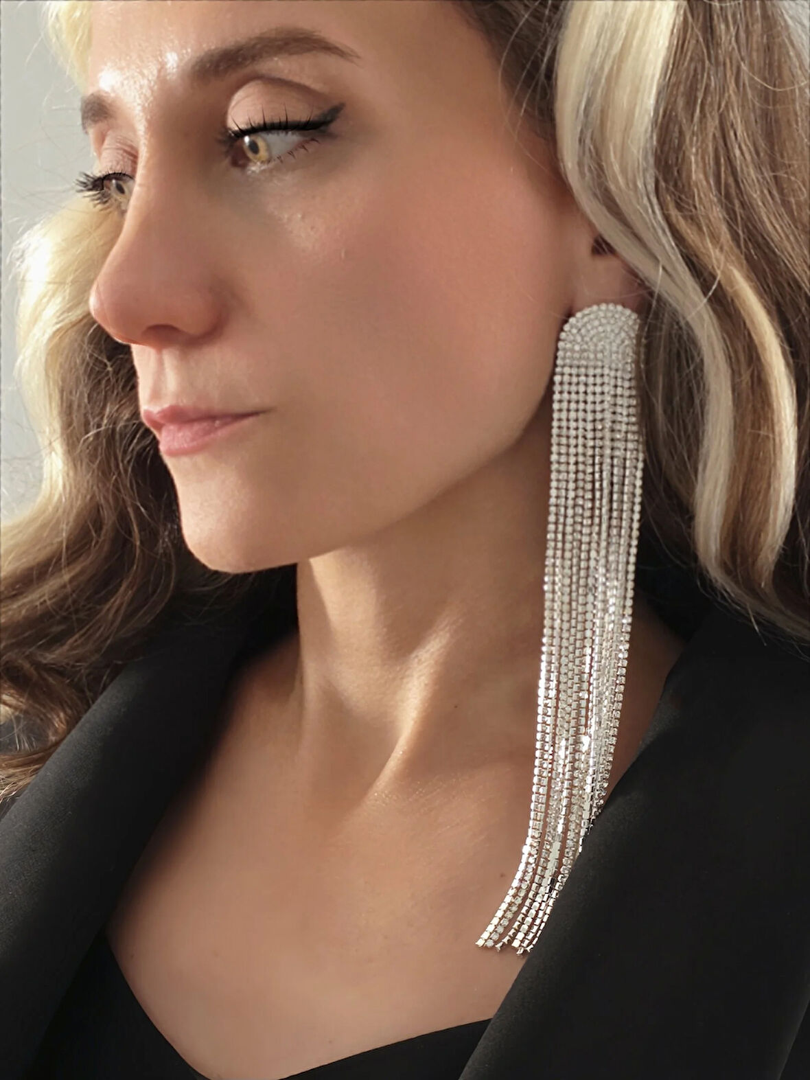 Uzun Sallantılı Tekli Beyoğlu Taşı Abiye Gold Renk Küpe