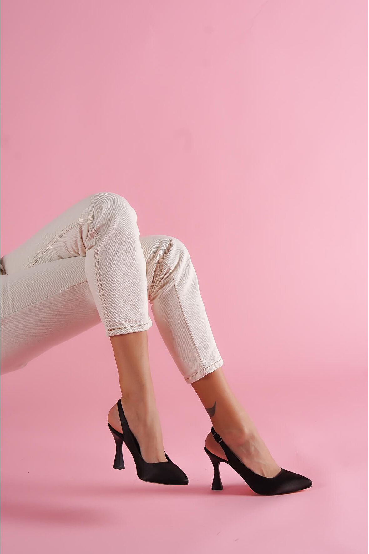 Rozalinda Siyah Saten Önü Sivri Günlük Kullanım Topuklu Ayakkabı