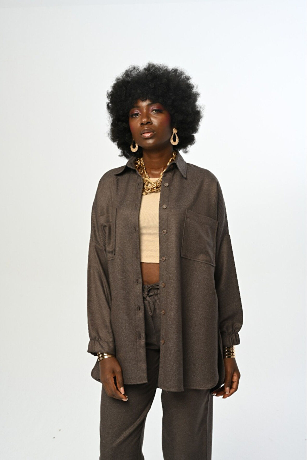 KADIN ÇİFT CEPLİ DÜZ RENK KOLLARI BÜZGÜLÜ OVERSİZE KESİM GÖMLEK