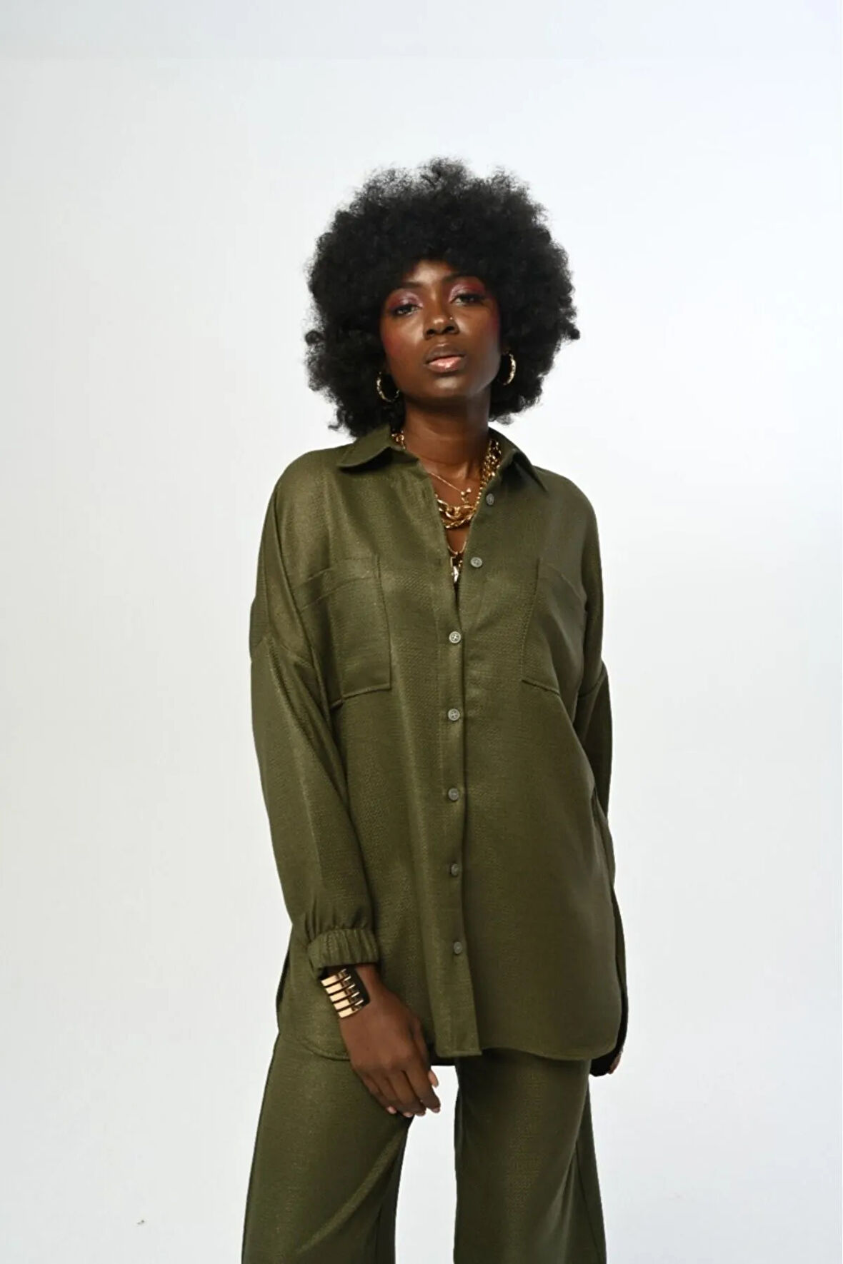 KADIN DÜZ RENK SİMLİ ÇİFT CEPLİ KOLLARI BÜZGÜLÜ OVERSİZE KESİM GÖMLEK