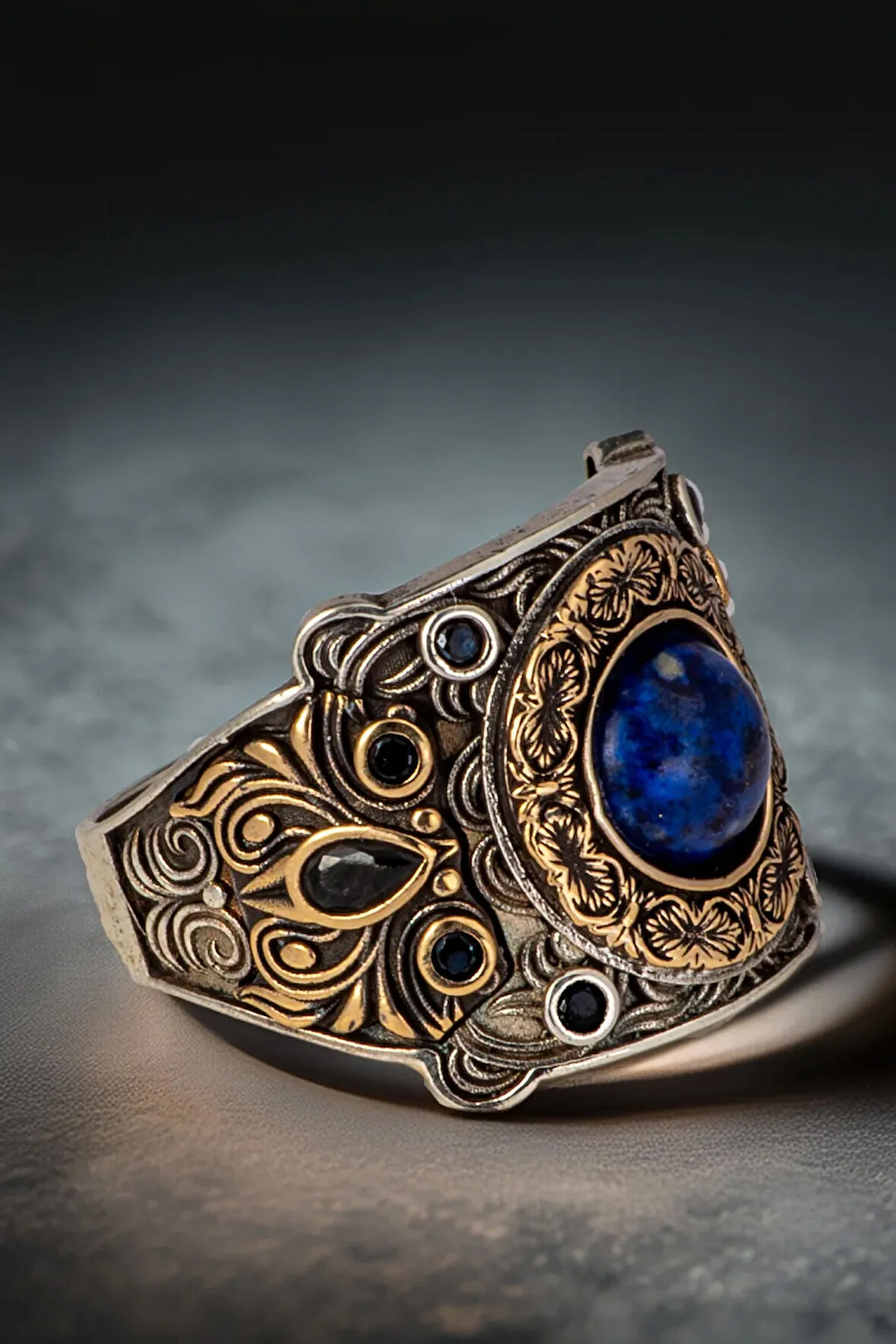 Erkek Lapis Taşlı Kalem İşlemeli Zirkon Taşlı 925 Ayar Gümüş Yüzük