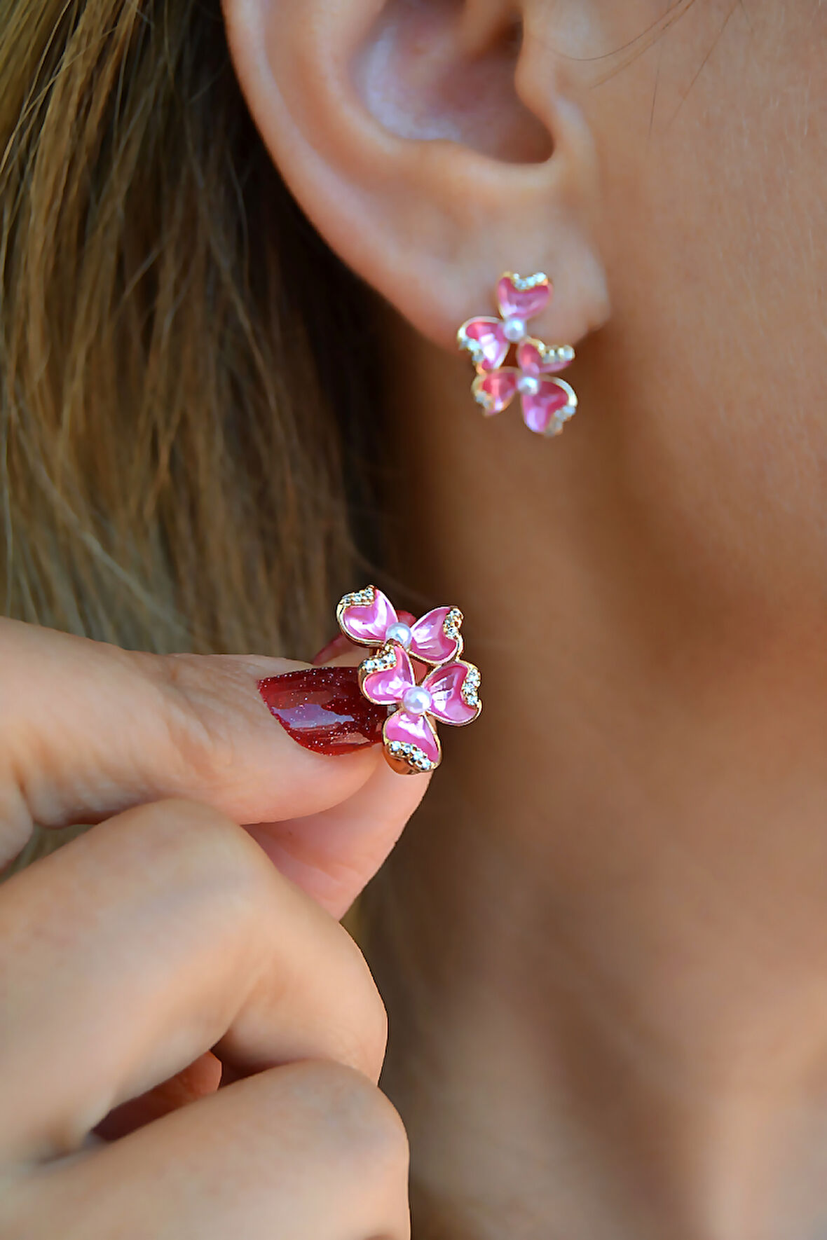 Rose Gold Pembe Çiçekli Halka Küpe – Zirkon Taşlı & İnci Detaylı