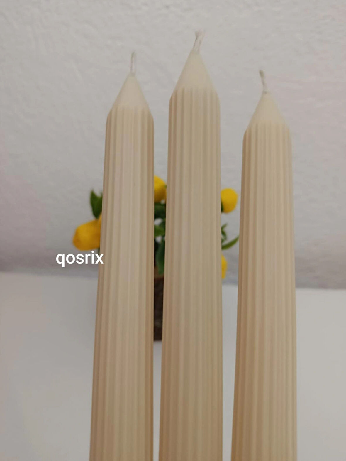 qosrix 3'lü Krem Şamdan Soya Mumu 1. Kalite Soya Doğal Pudra Kokulu Uzun Çubuk Konik Mum Dekoratif