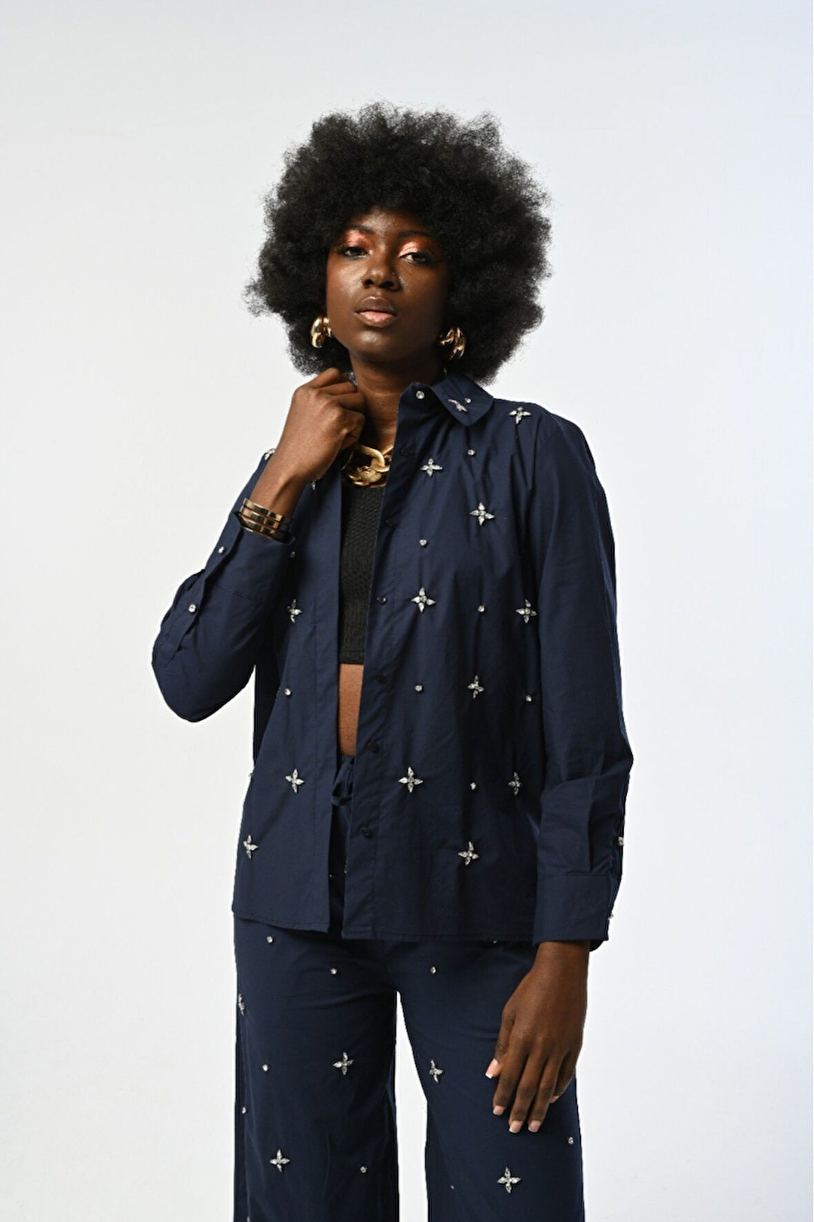 KADIN ÖNÜ TAŞ İŞLEMELİ LACİ RENK GÖMLEK