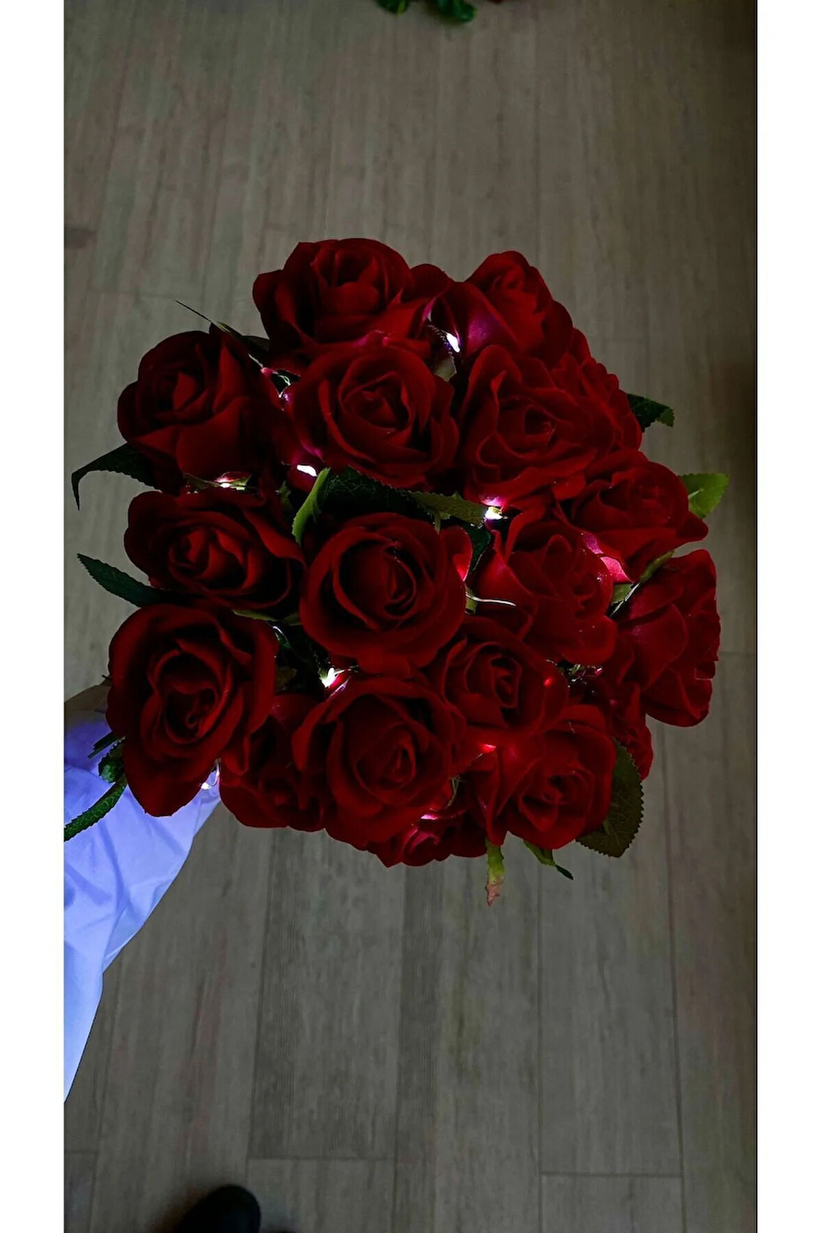 Yapay 20 Adet Kırmızı Gül ve 3 Metre Beyaz Peri Ledli Işıklı Özel Gün Gül Buketi (PİLLER HARİÇTİR)