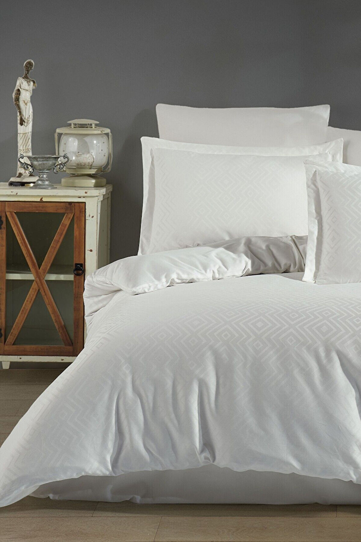 Sevim Jakarlı & Saten Çift Kişilik Nevresim Takımı - Çeyizlik 6 Parça Nevresim Seti-200x220cm-Metis Krem