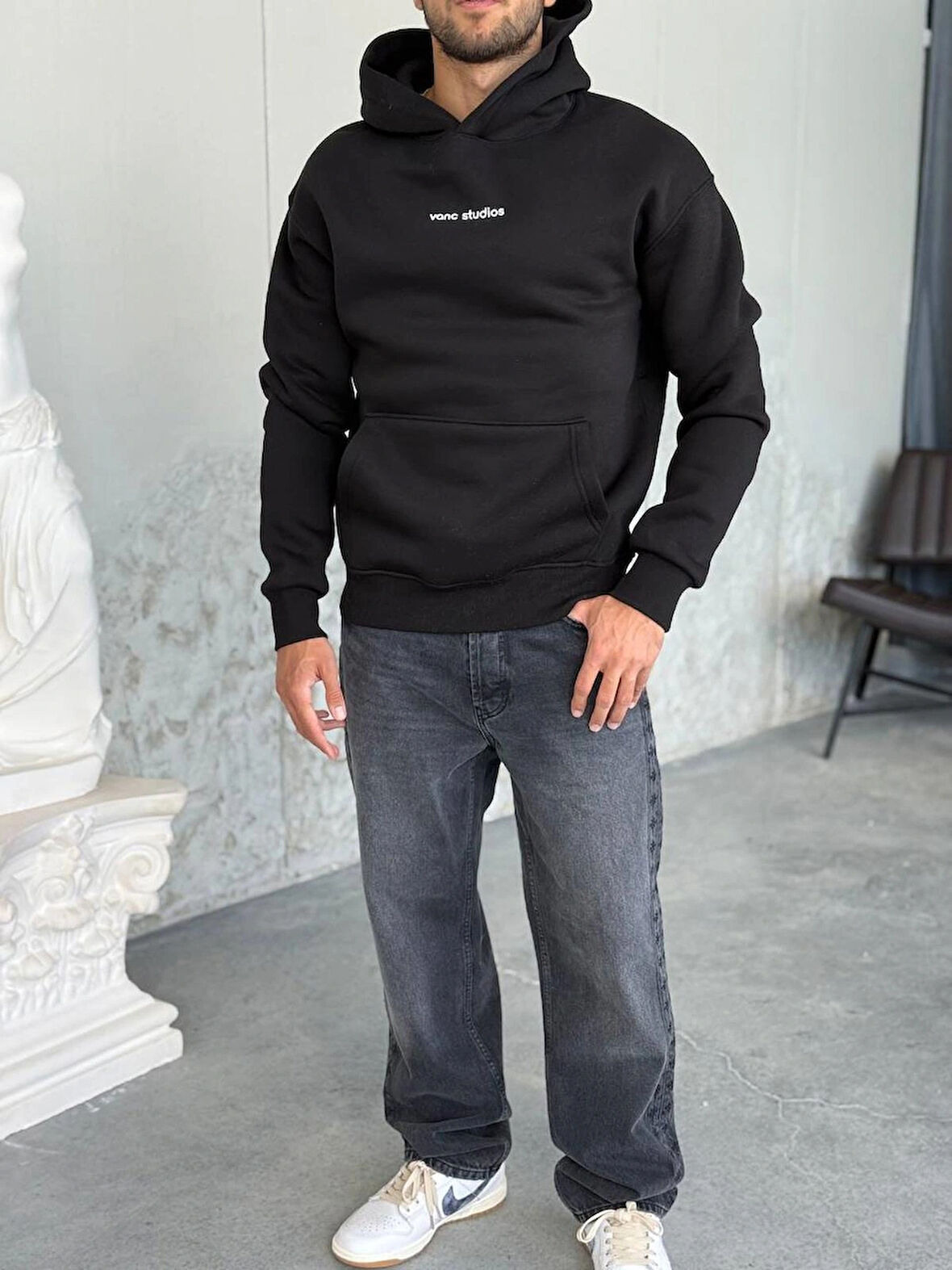 OVERSİZE MİNİMAL BASKILI SİYAH KAPŞONLU SWEATSHİRT