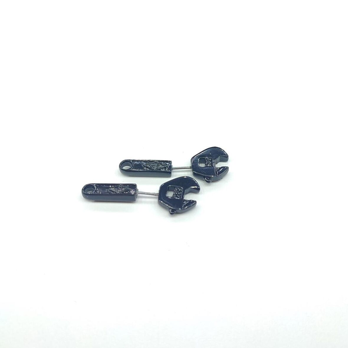 TEDZ COLLECTİON Siyah İngiliz Anahtarı Pin Küpe