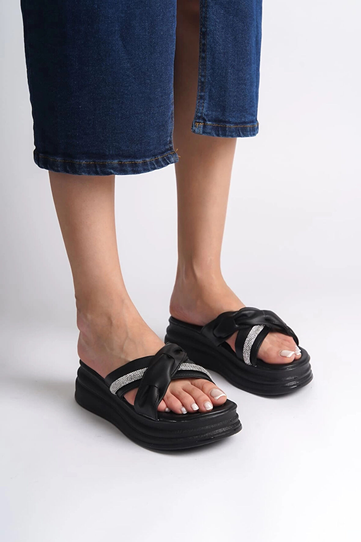 CLARA Düz Topuklu Kurdele Desenli Taşlı Kalın ve Ortopedik Taban Kadın Terlik  ST - Siyah