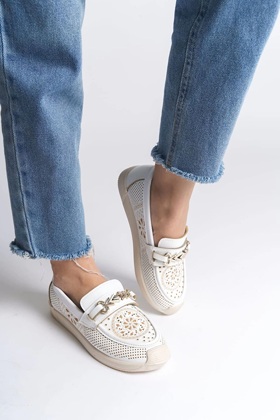 LILY Bağcıksız Ortopedik Rahat Taban Çiçek Desenli Kadın Babet Ayakkabı  KT - Beyaz