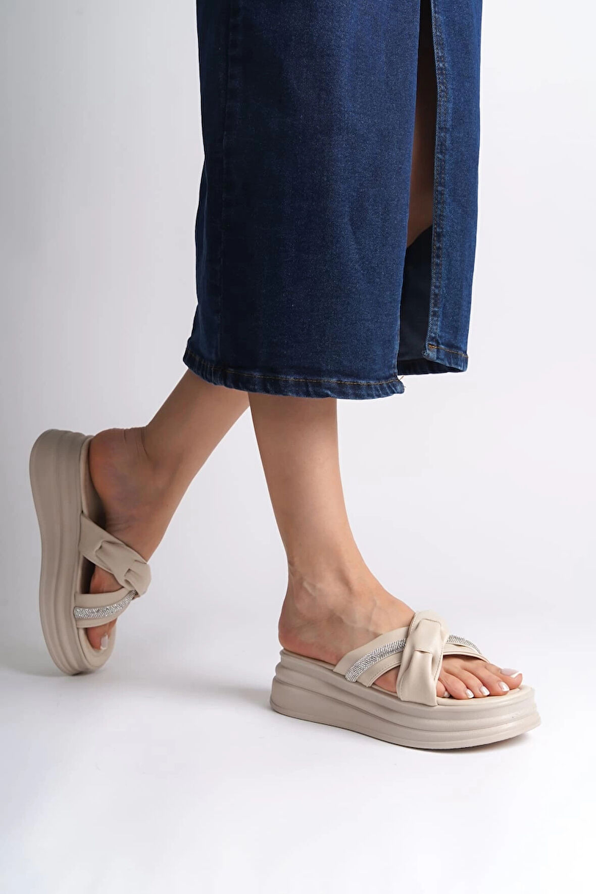 CLARA Düz Topuklu Kurdele Desenli Taşlı Kalın ve Ortopedik Taban Kadın Terlik  KT - Krem