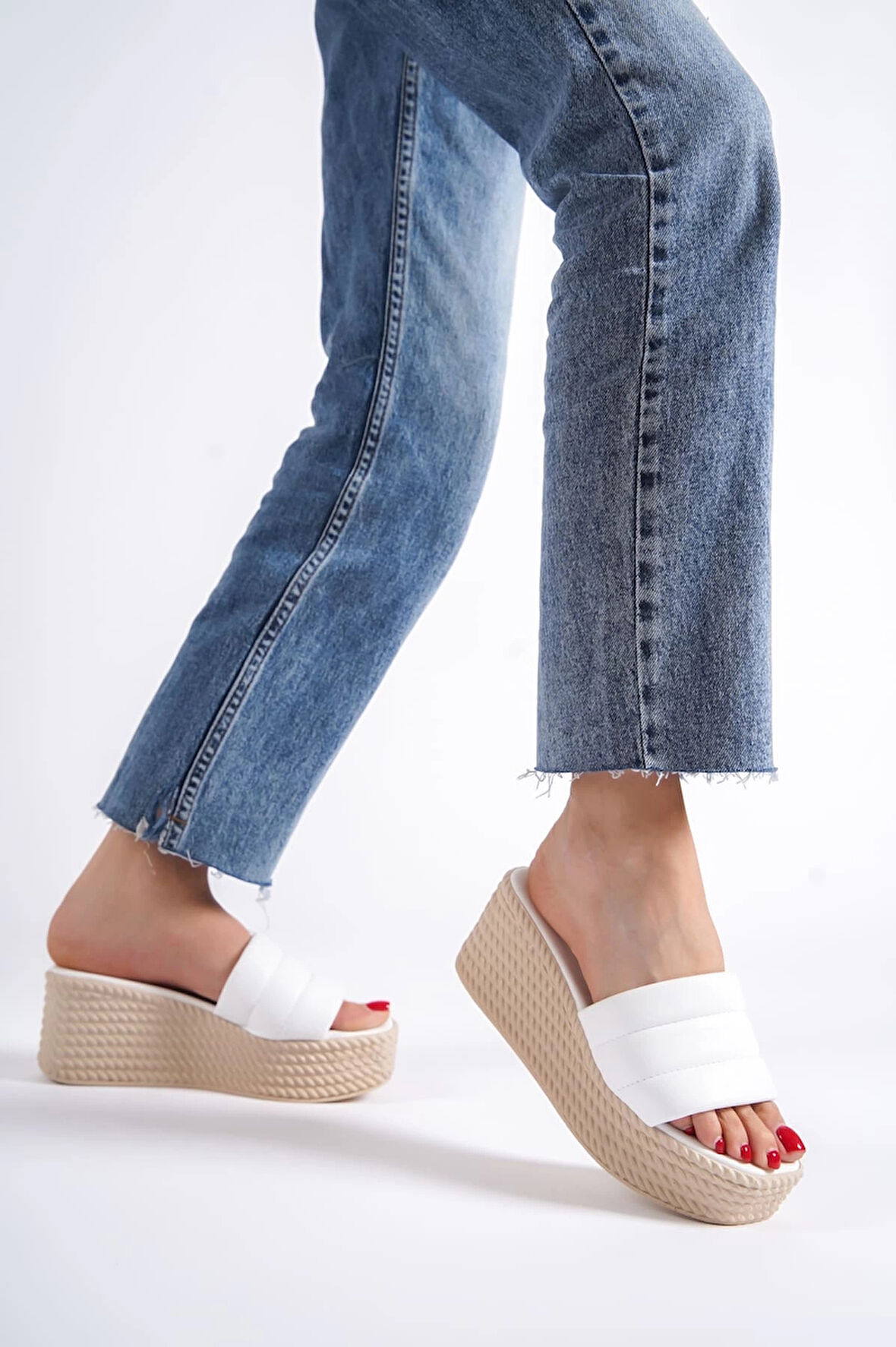 REINA Dolgu Topuklu Ortopedik Taban Hasır Görünümlü Kadın Terlik KT - Beyaz