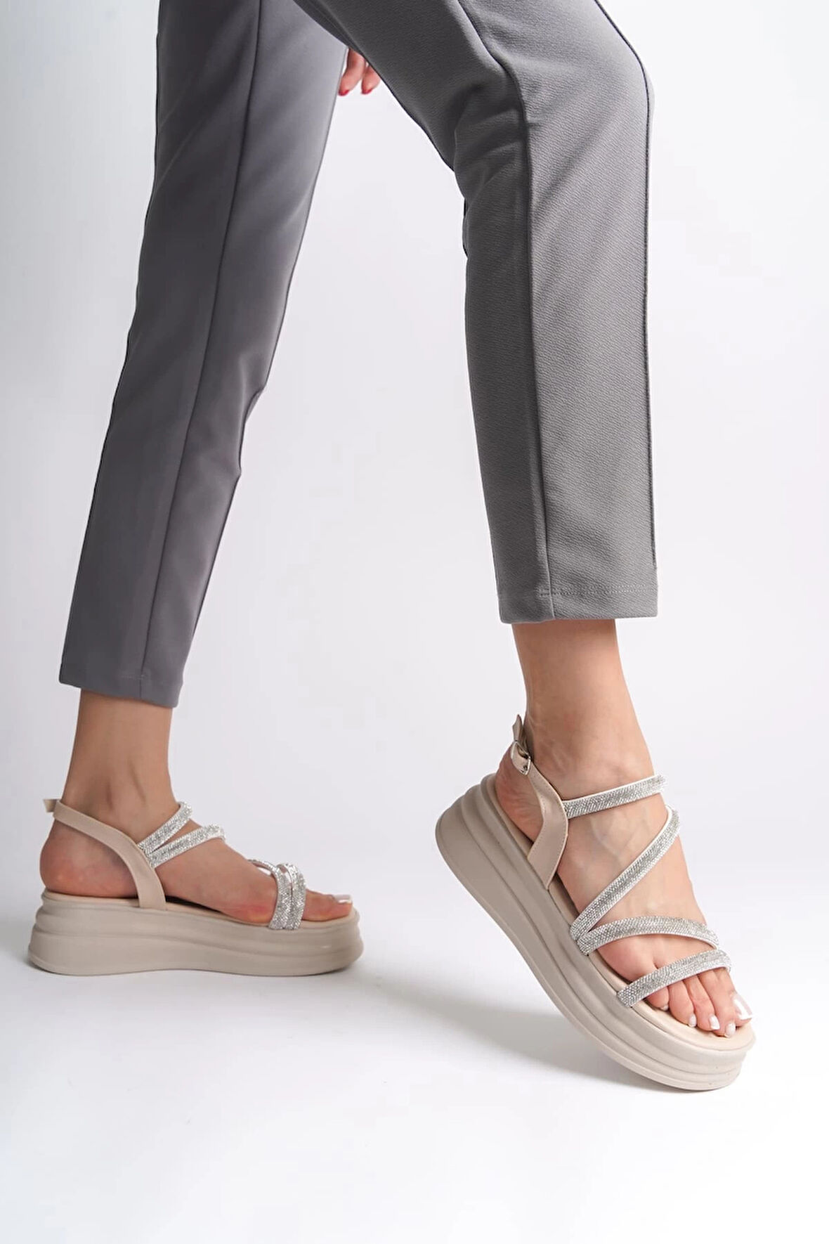 RILEY İnce Tokalı Taşlı Şeritli Ortopedik Taban Kadın Sandalet  KT - Krem