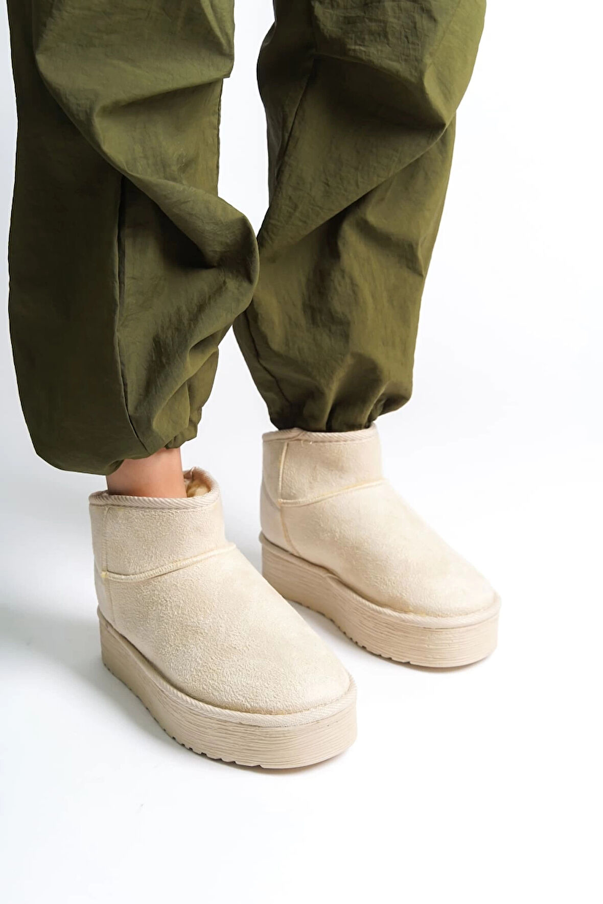 AMELIA Bağcıksız Düz ve Kalın Taban İçi Kürklü Kısa Süet Kadın Bot  KT - Krem