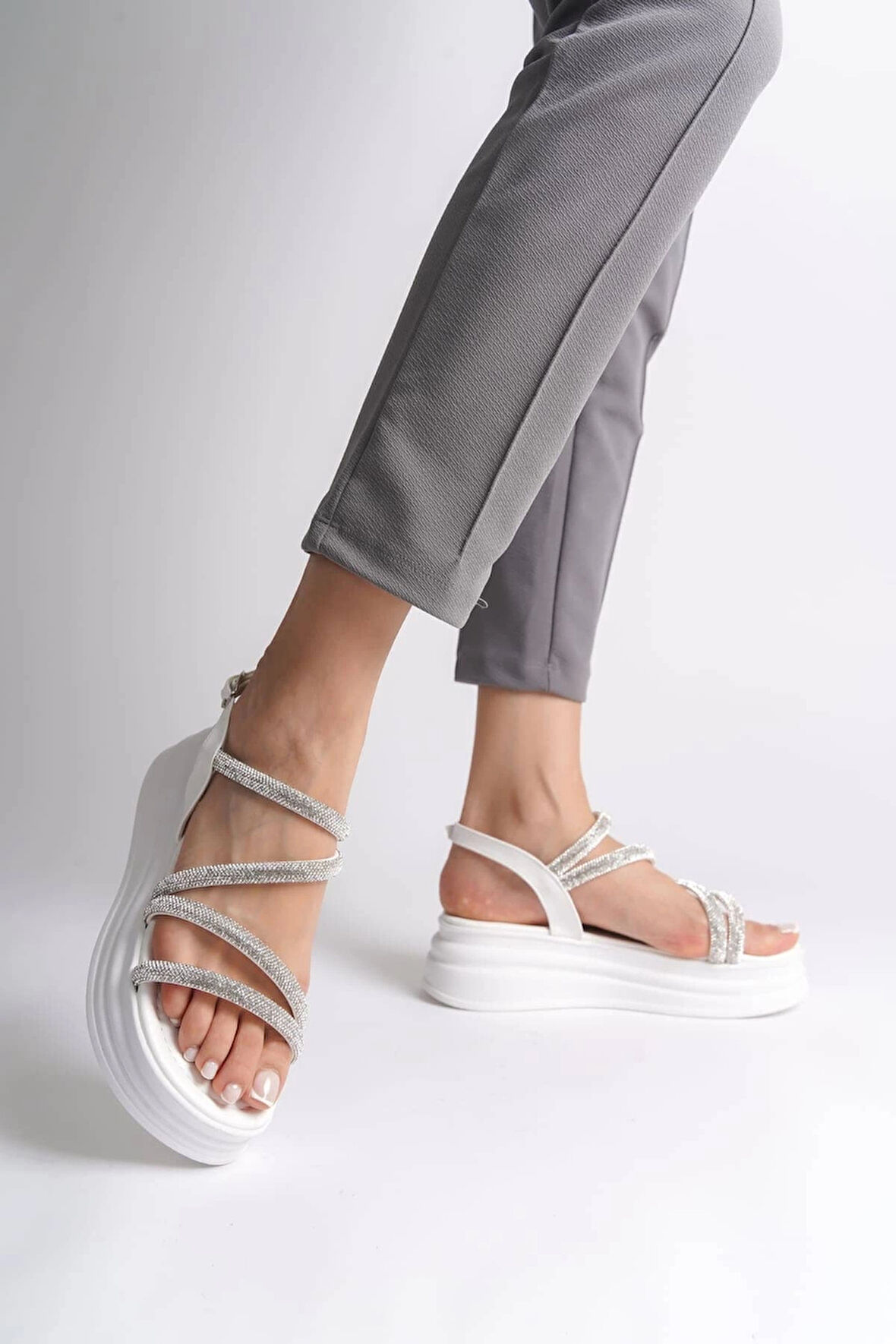 RILEY İnce Tokalı Taşlı Şeritli Ortopedik Taban Kadın Sandalet BT - Beyaz