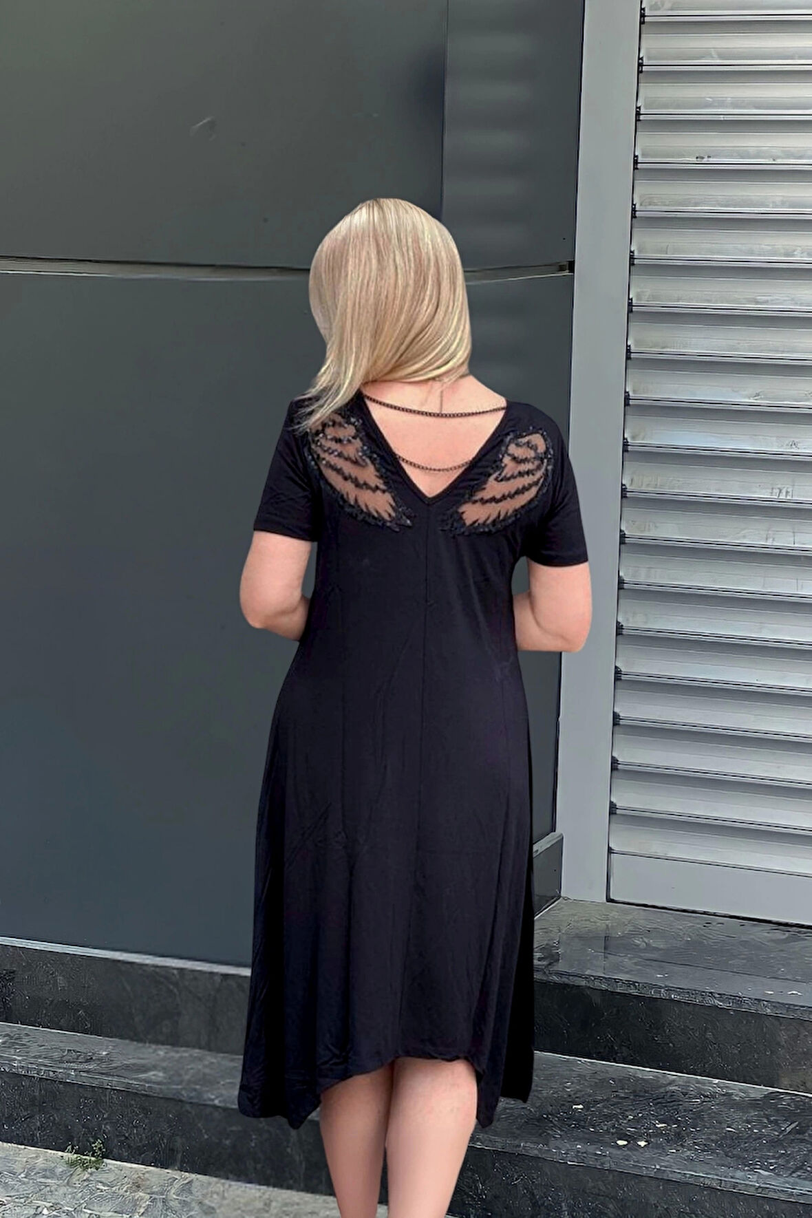 Sırtı Kanat Aplikeli Zincirli Elbise