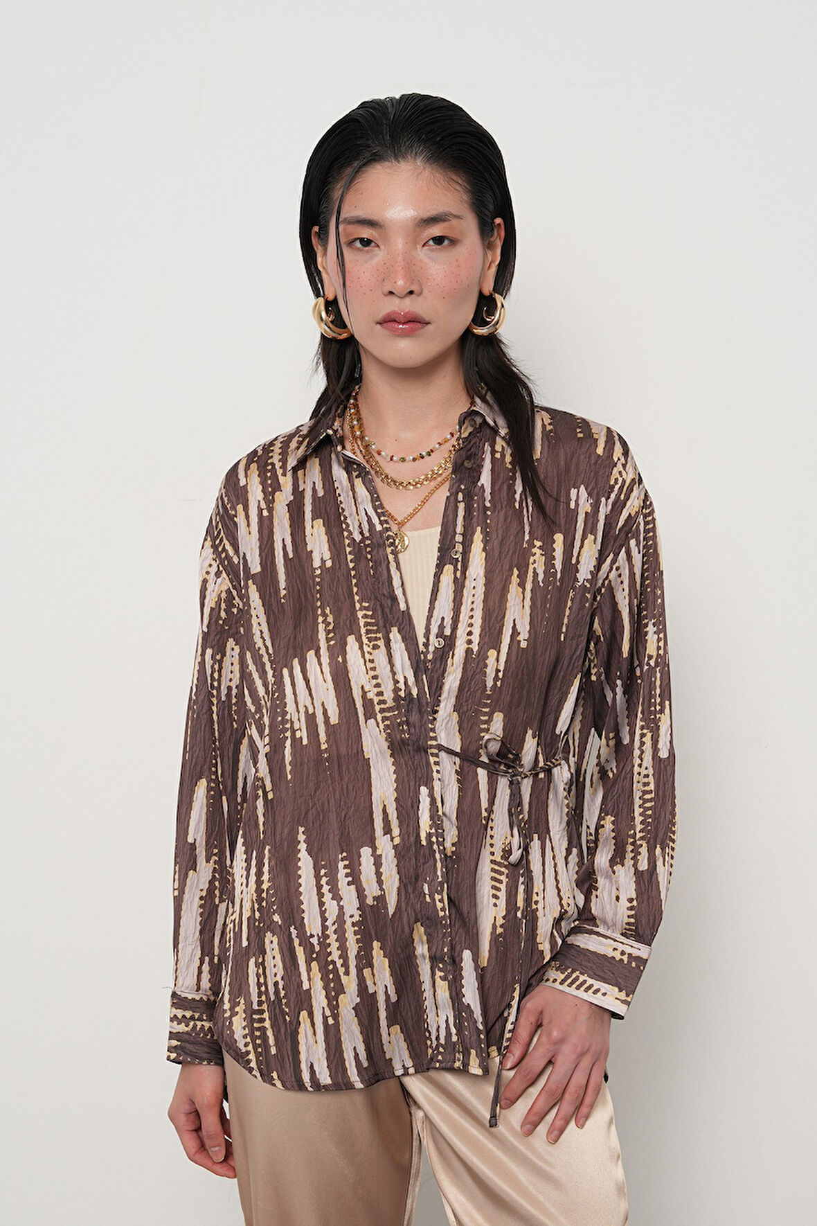 KADIN DESENLİ BELDEN BAĞLAMALI GÖMLEK