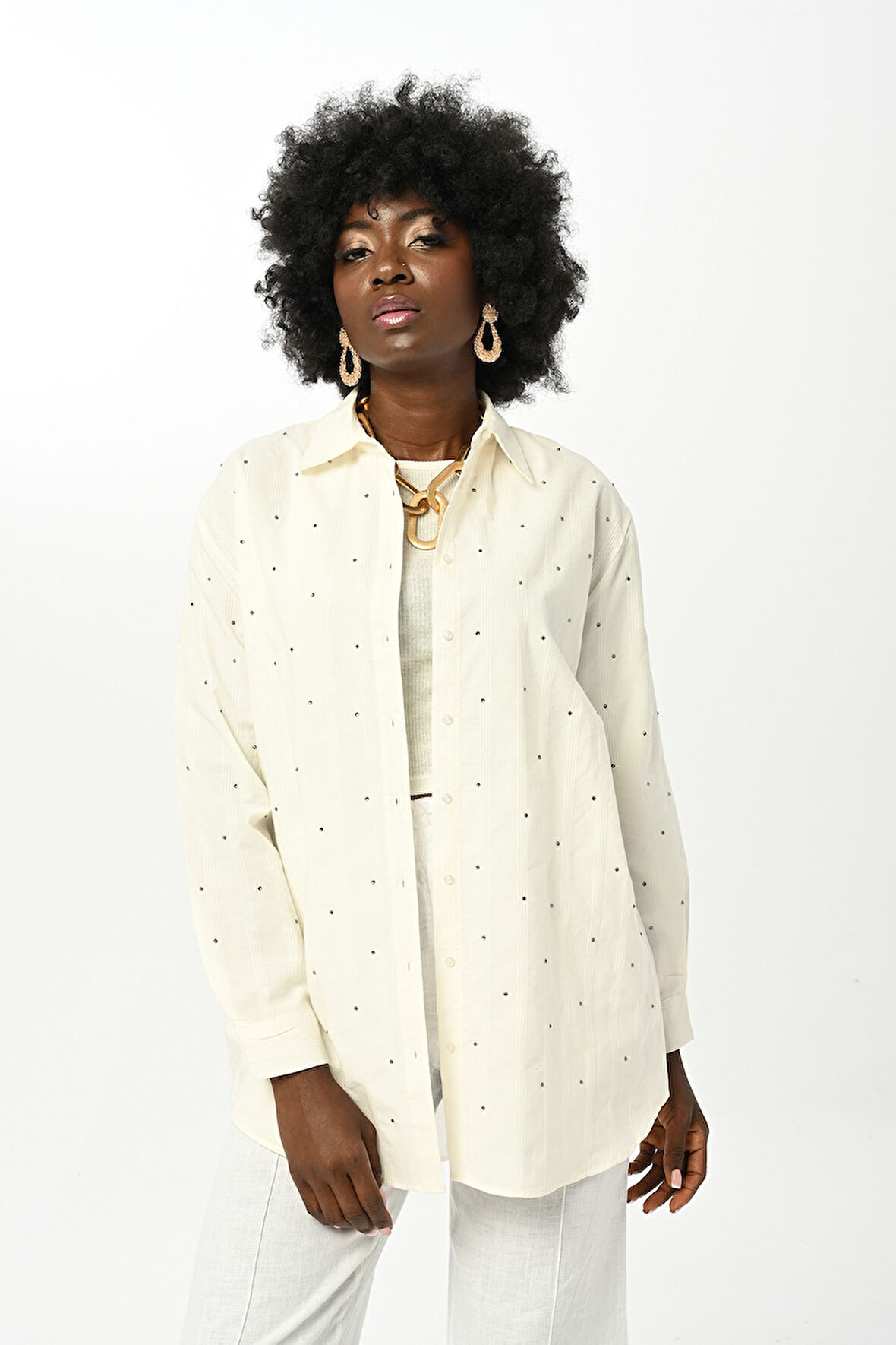 KADIN YAPIŞTIRMA TAŞ İŞLEMELİ EKRU RENK OVERSİZE GÖMLEK