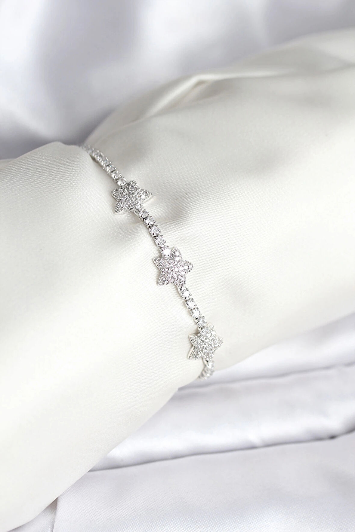 Yıldız Model Zirkon Taşlı Gümüş Renk Pirinç Su Yolu Kadın Bileklik