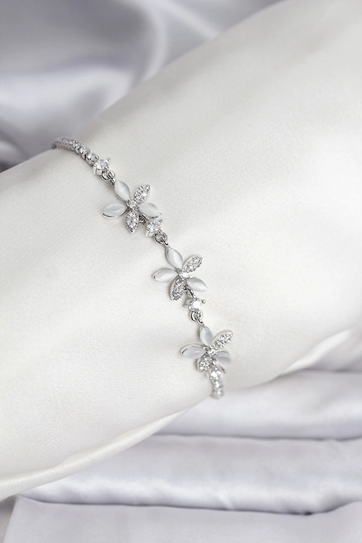 Çiçek Model Zirkon Taşlı Gümüş Renk Pirinç Su Yolu Kadın Bileklik