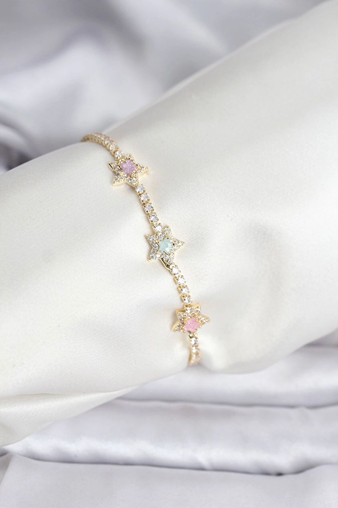 Renkli Yıldız Model Zirkon Taşlı Gold Renk Pirinç Su Yolu Kadın Bileklik