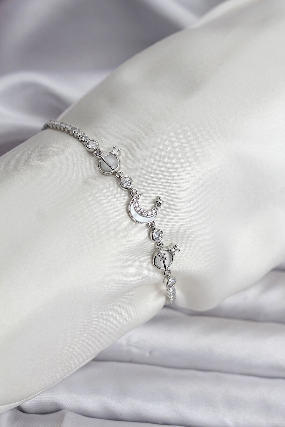 Charmlı Model Zirkon Taşlı Gümüş Renk Su Yolu Kadın Bileklik