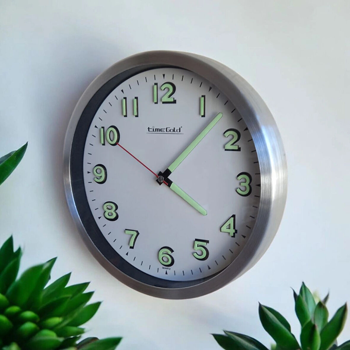 Fosforlu 3D Kabartma Rakam Metal Çerçeveli Duvar Saati Çap 30 cm